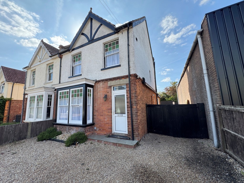 Lot: 118 - THREE-BEDROOM SEMI-DETACHED HOUSE WITH PARKING - Front and side of property
